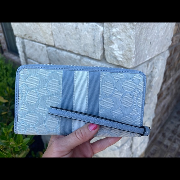 🆕Dempsey Large Phone Wallet In Signature Jacquard With Stripe And Coach Patch - Picture 4 of 13